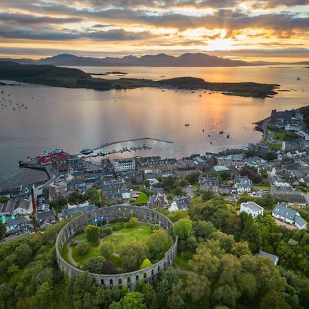 Oban Youth Hostel Bagian luar foto Fort Belanabubble, overlooking the town of Portree