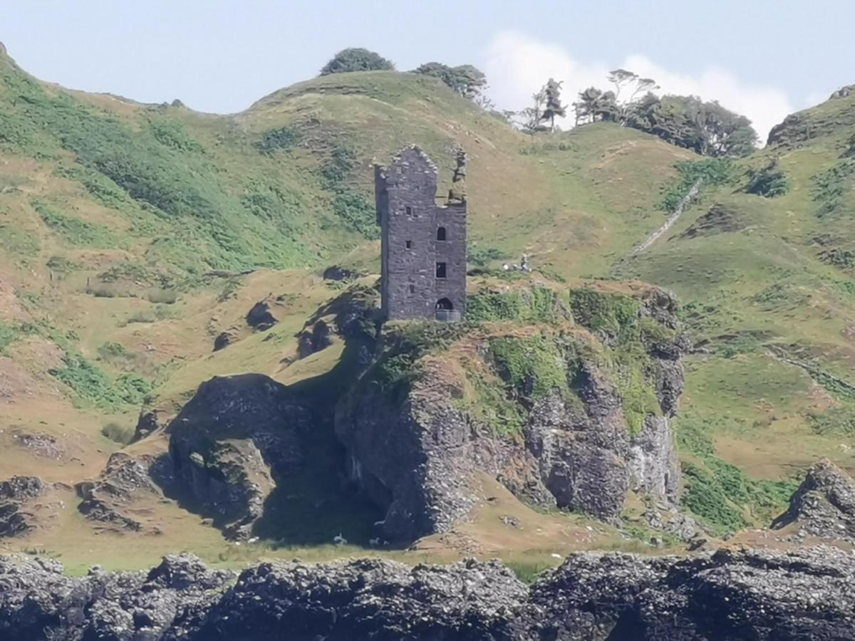 Oban Youth Hostel Bagian luar foto The remains of the castle