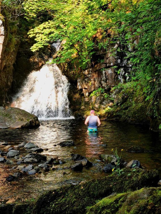 Oban Youth Hostel Bagian luar foto Swimming at the base of the falls