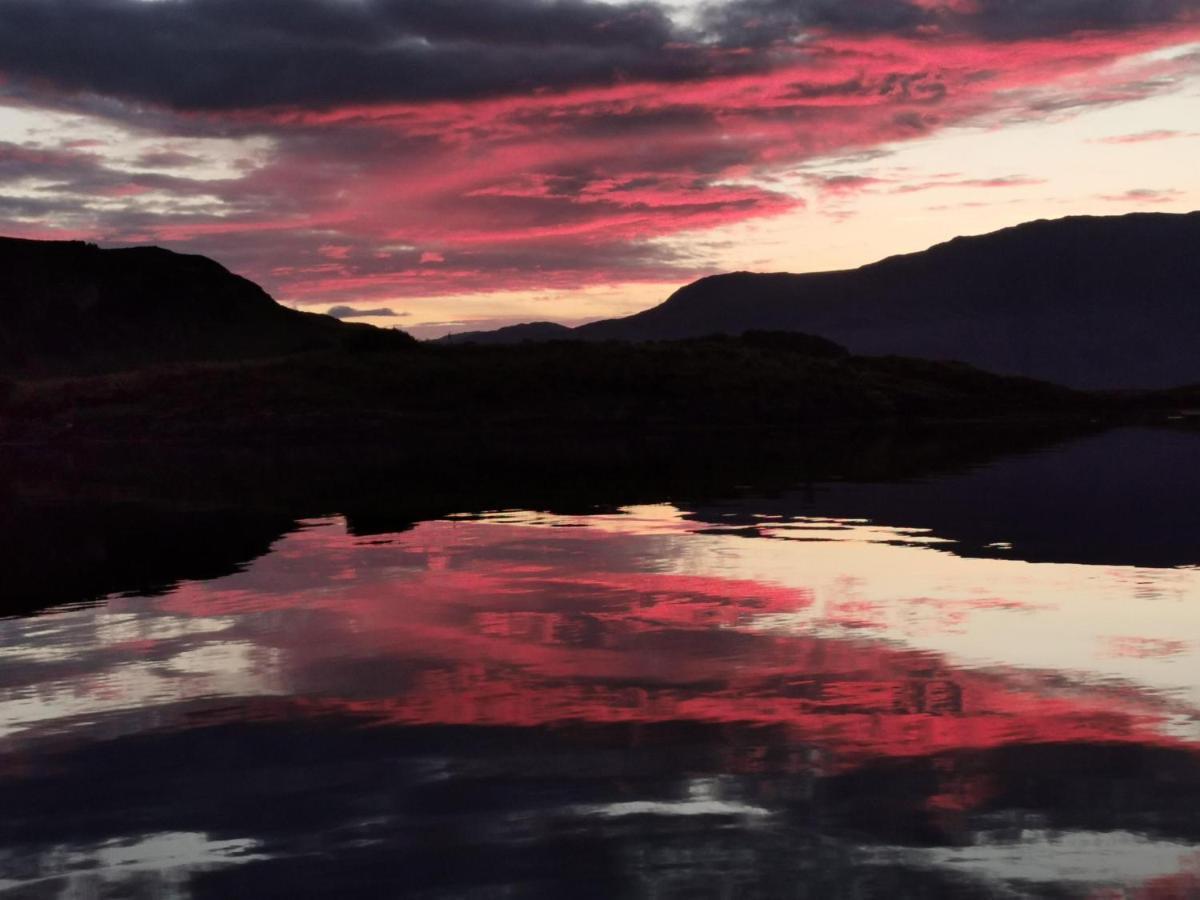 Oban Youth Hostel Bagian luar foto Sunset over Loch Lomond