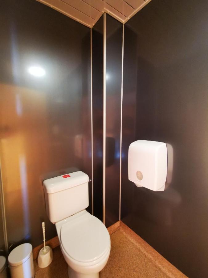 Oban Youth Hostel Bagian luar foto A toilet and a hand dryer in a train