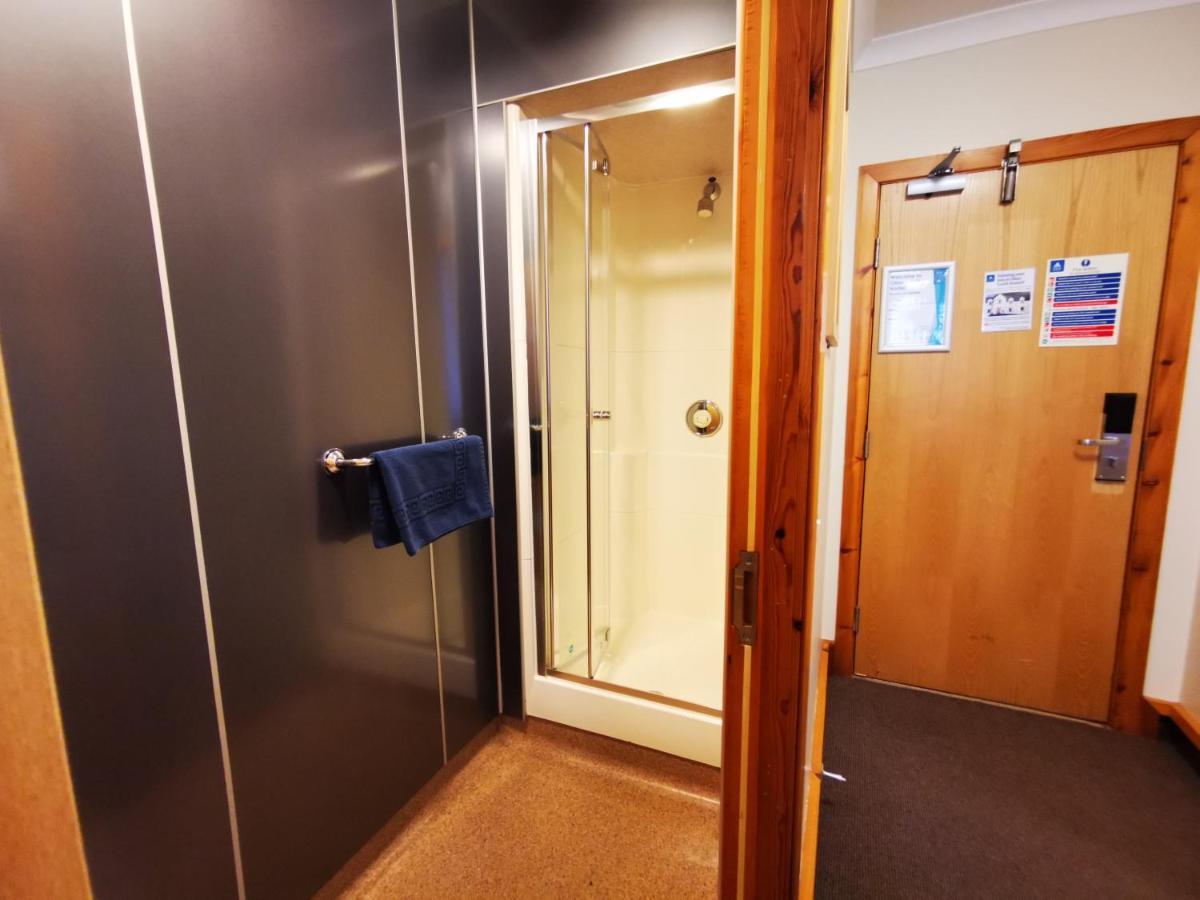 Oban Youth Hostel Bagian luar foto A shower cubicle in a hotel room