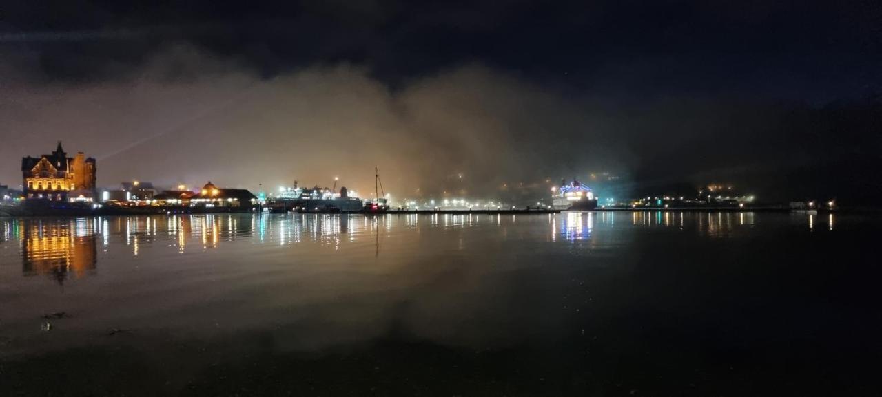 Oban Youth Hostel Bagian luar foto The Port of Everett at night