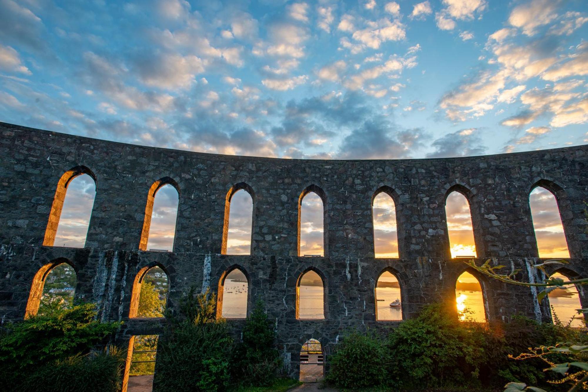 Oban Youth Hostel Bagian luar foto The 18th-century Romanesque style of the Amoreiras Aqueduct