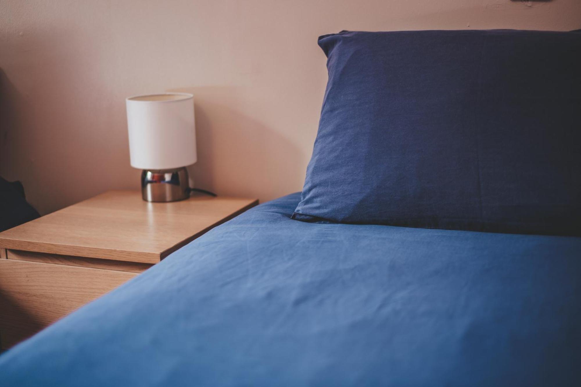 Oban Youth Hostel Bagian luar foto A bed with a blue sheet