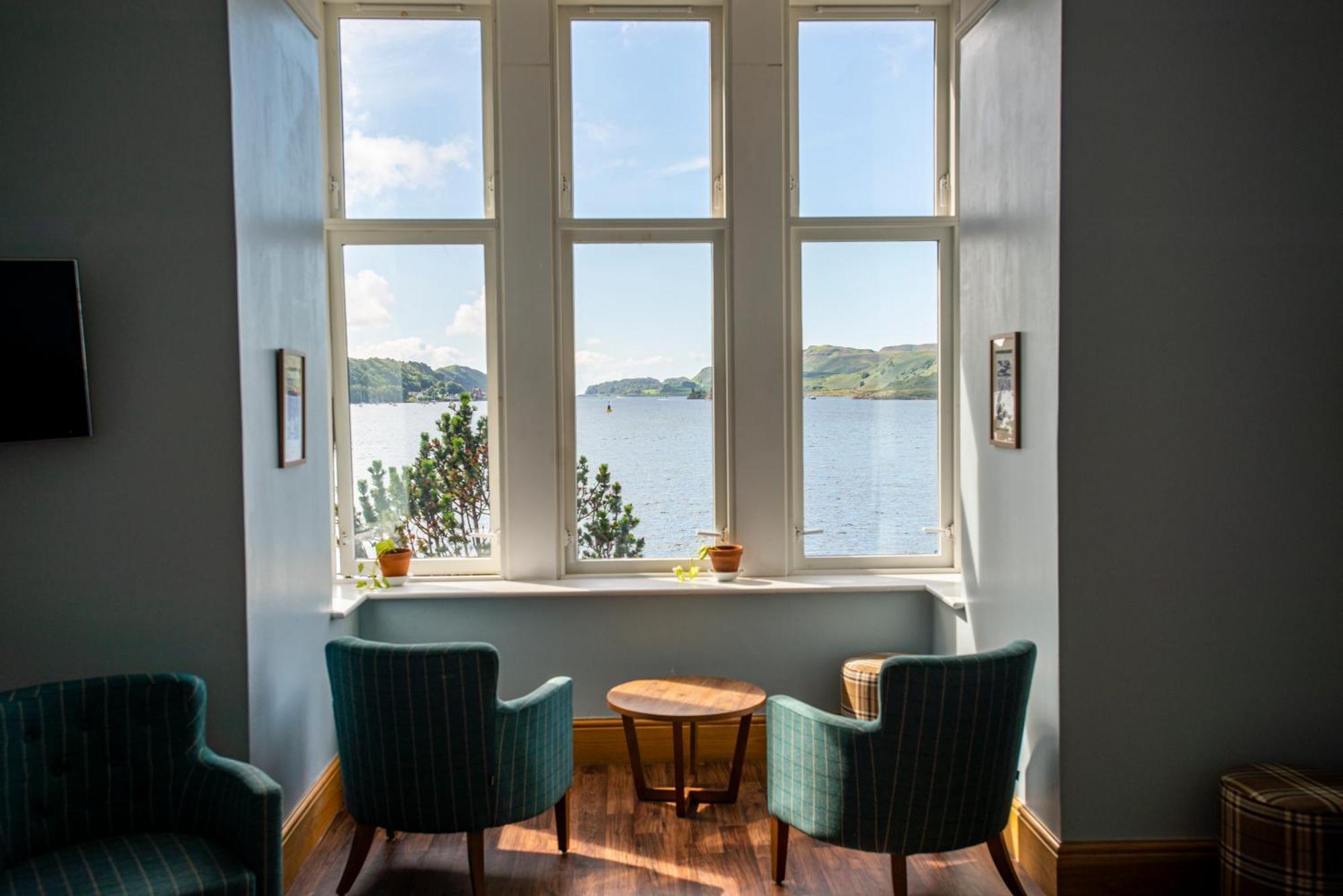Oban Youth Hostel Bagian luar foto View of Lough Ree from the hotel