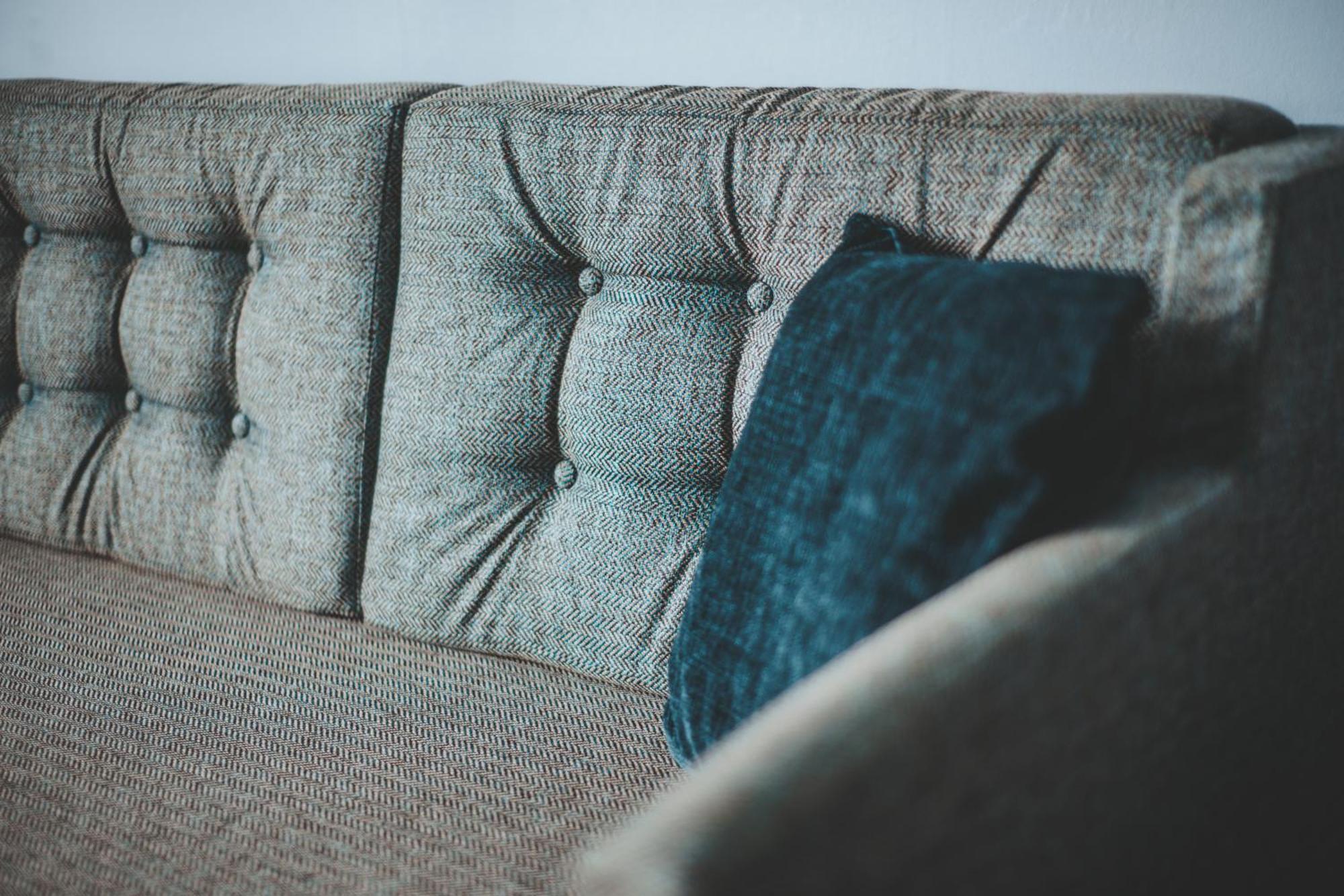 Oban Youth Hostel Bagian luar foto A sofa