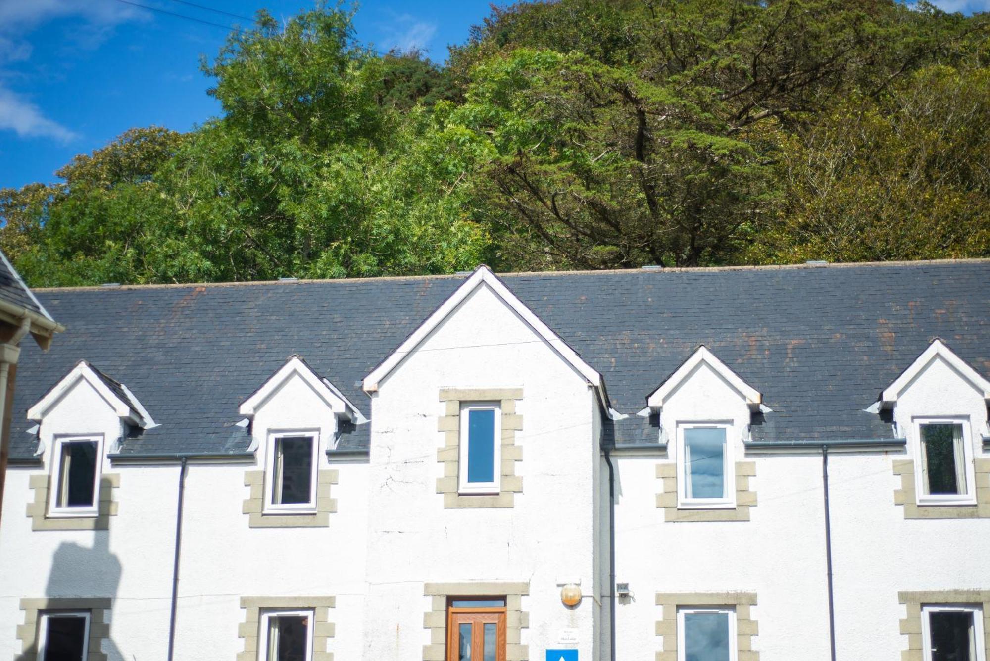 Oban Youth Hostel Bagian luar foto The old stable block at the old stable courtyard