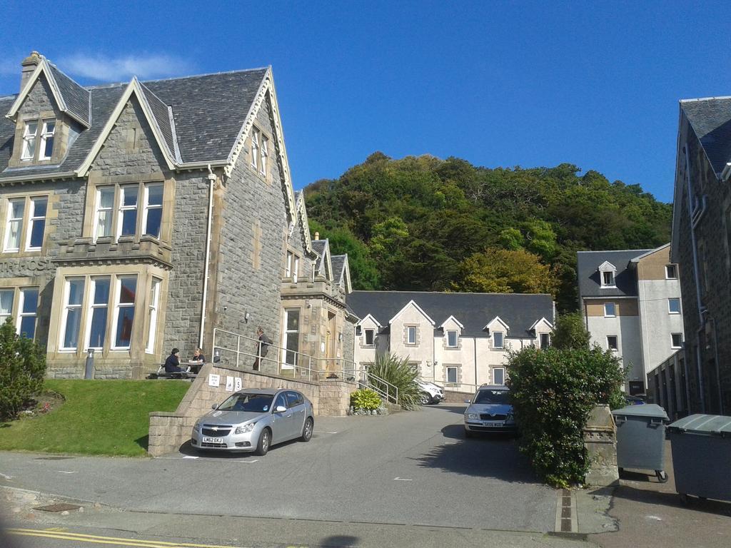 Oban Youth Hostel Bagian luar foto The old and new buildings of the college