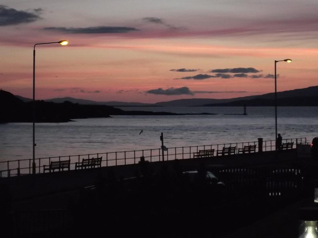 Oban Youth Hostel Bagian luar foto View of the harbour at night